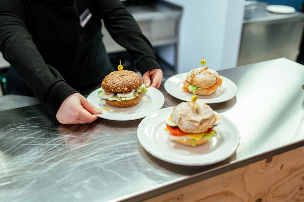 Heidewoud lunchgerecht uitserveren.jpg